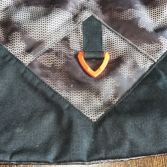 Unisex Under Armour sackpack. Lots of storage. Brown camouflage Great condition - Picture 6 of 11